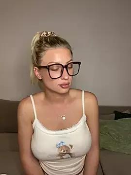 Photos of belle98 from StripChat is Freechat